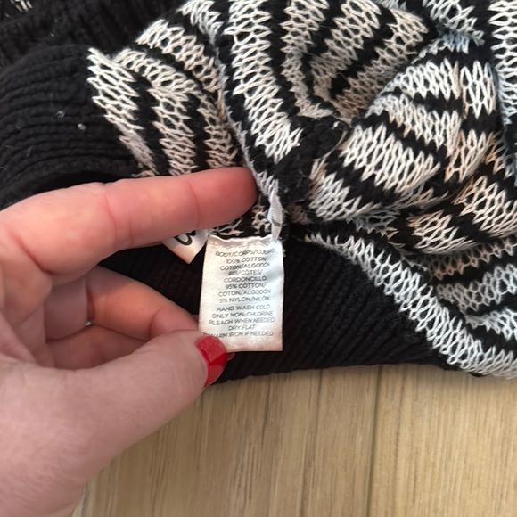 Chic Black and White Knit Sweater - Picture 4 of 4